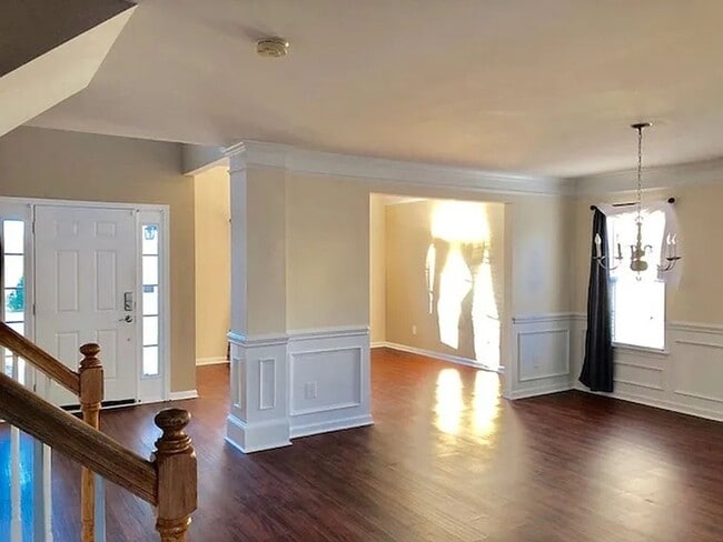 Building Photo - Stunning 4 bed / 2.5 bath home located in ...