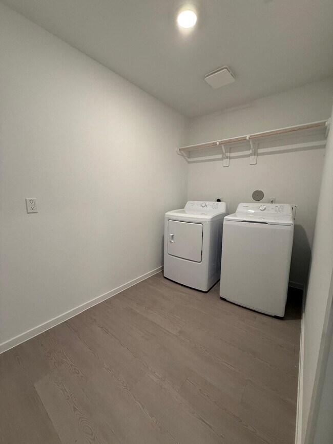 Building Photo - 3093 Fantasy Ter Dr