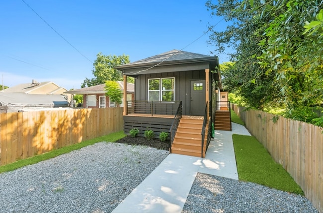 Building Photo - 5923 Urquhart St