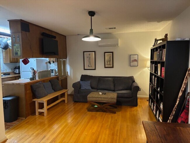 Building Photo - Fully furnished 1 bedroom 1 bath garage ap...