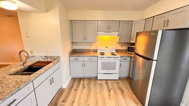 Building Photo - Spacious 2 Bed / 1 Bath Duplex in West Orl...