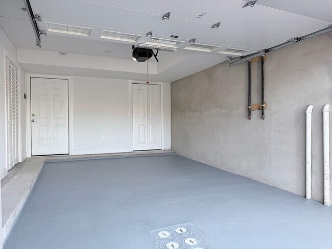 Building Photo - 40 E 5th St