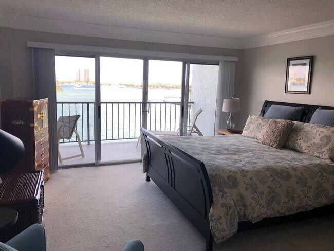 Building Photo - 3040 Lake Shore Dr