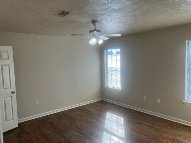 Building Photo - 3 Bed 2 Bath Home