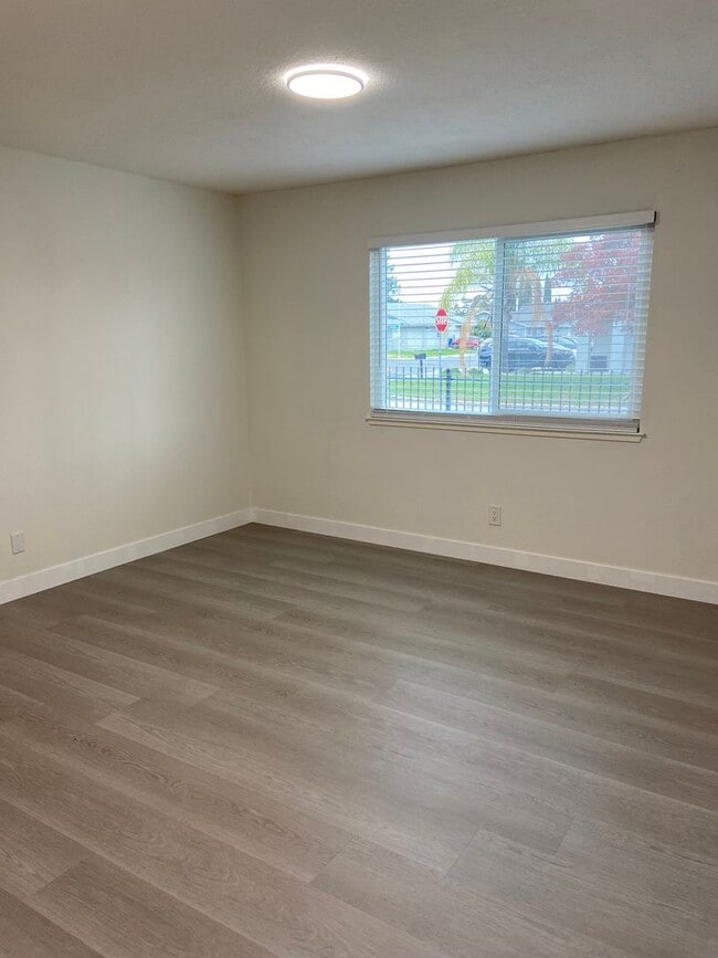 Building Photo - Valley Hi / N. Laguna 2 Bdrm 1 bath half-plex