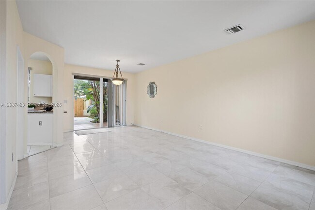 Building Photo - 645 E Mowry Ct