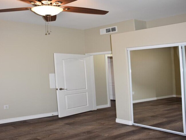 Building Photo - Fully remodeled ground floor 2BR unit in gated Mission Ridge - with garage!
