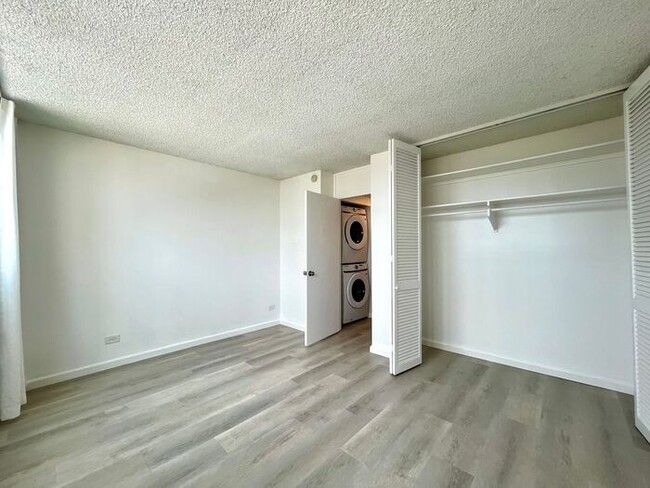 Building Photo - Large 2 Bed, 2.5 Bath Condo in the Ala Wai Plaza with 1 Parking