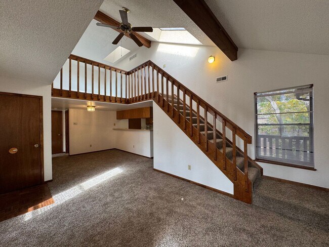 Building Photo - Open and bright top floor 2BD/2BA Condo wi...