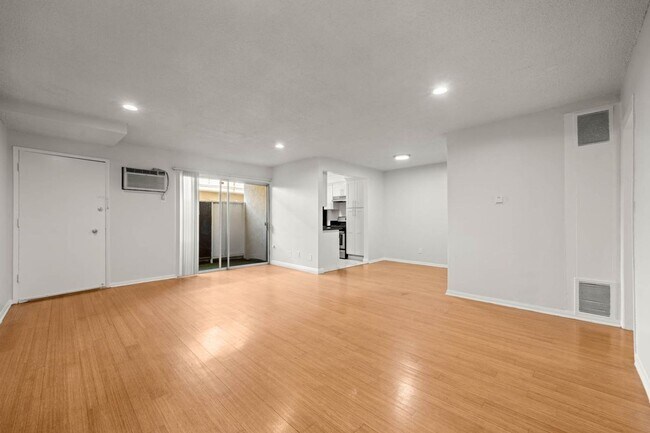 Building Photo - 607 Flores St