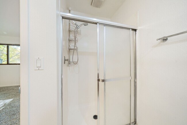 Building Photo - 2 bedroom Condo