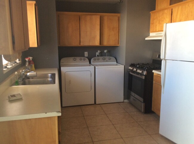 Building Photo - Nice 3 Bedroom 2 Bath  with Washer/Dryer