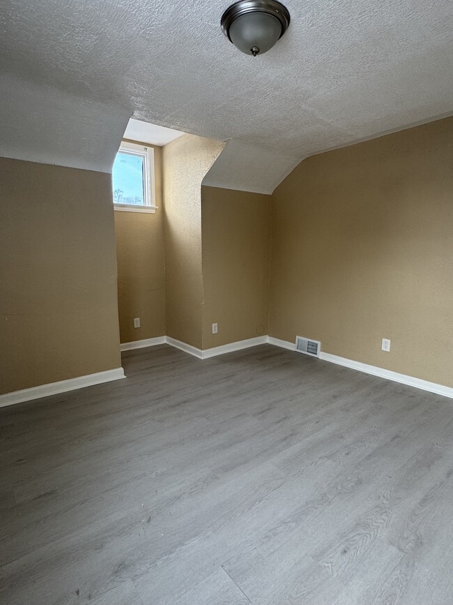 Building Photo - 9400 Lakepointe St