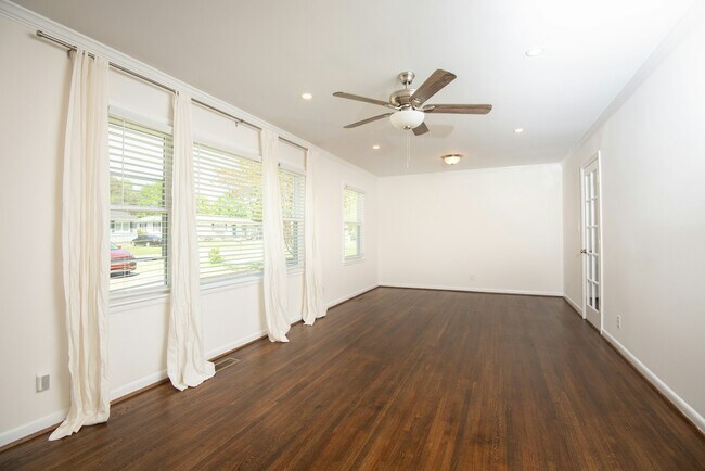 Building Photo - 685 Oakmoor Dr