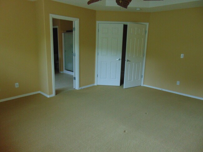 Building Photo - Beautiful 5 + bedroom home - In much desir...