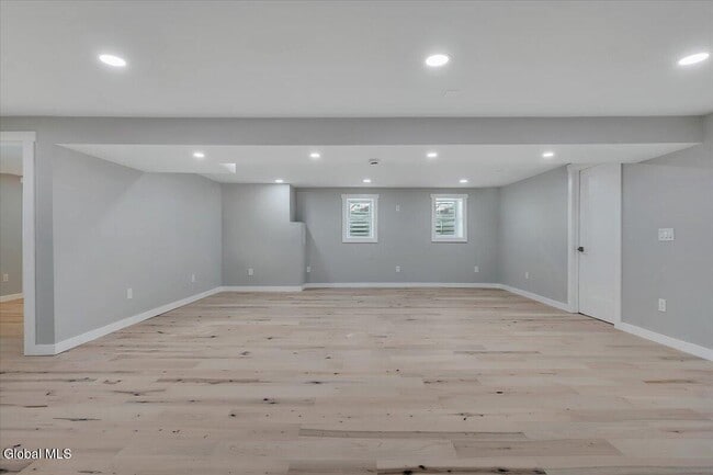 Building Photo - 257 W Circular St