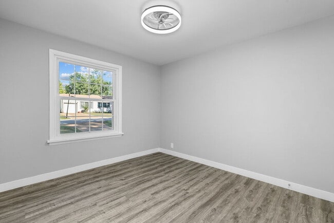 Building Photo - 1122 Roxton Dr