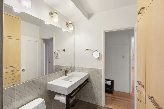 Building Photo - Downtown Davis Cottage-Available for Spring Move In