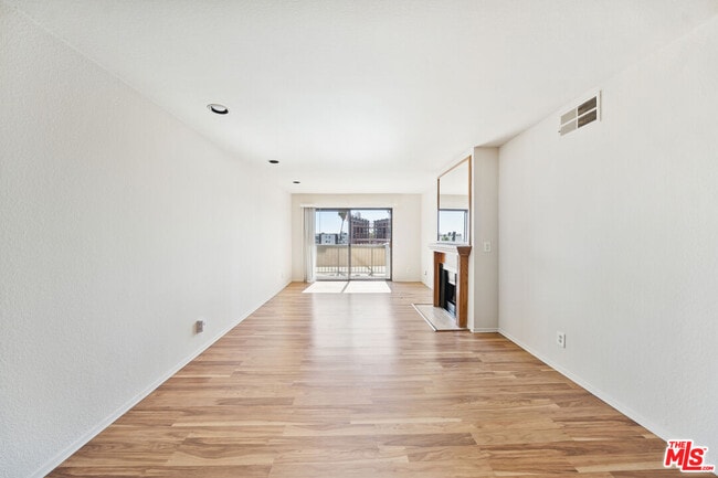 Building Photo - 1519 N Martel Ave