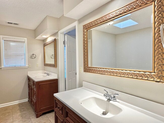 Building Photo - 7475 Kingsland Dr