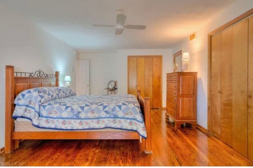 Main bedroom with three closets - two walk-in - 5163 Whitethorne Rd