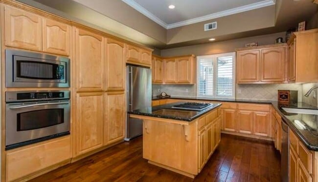 Building Photo - Very large, 4 bedroom 2.5 bath home