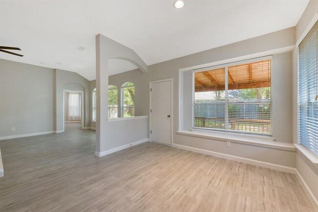 Building Photo - 26 Hidden Meadow Dr