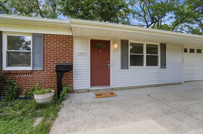 Building Photo - Three Bedroom Home with Great Outdoor Entertainment Space!