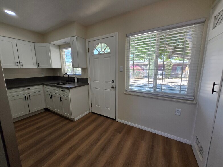 Building Photo - 16340 Villa Dr