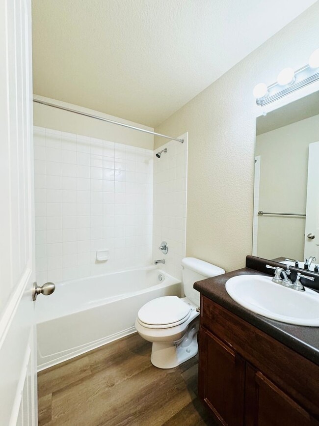 Building Photo - Spacious 3 Bedroom 2 Bath Ranch Style Home