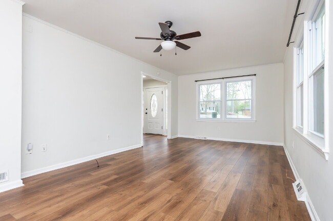 Building Photo - Beautiful 3 Bedroom, 2.5 Bath Home Tucked Away on Cul-de-Sac $1,825/mo rent