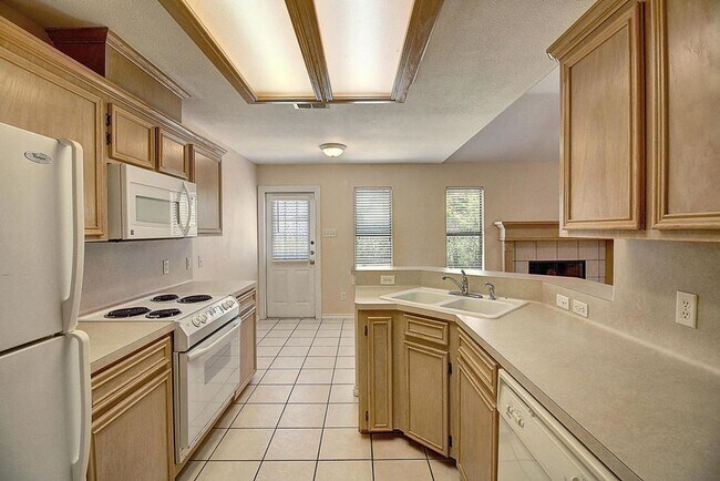 Building Photo - 3805 Julia Cir