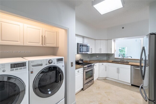 Building Photo - 3255 NE 184th St