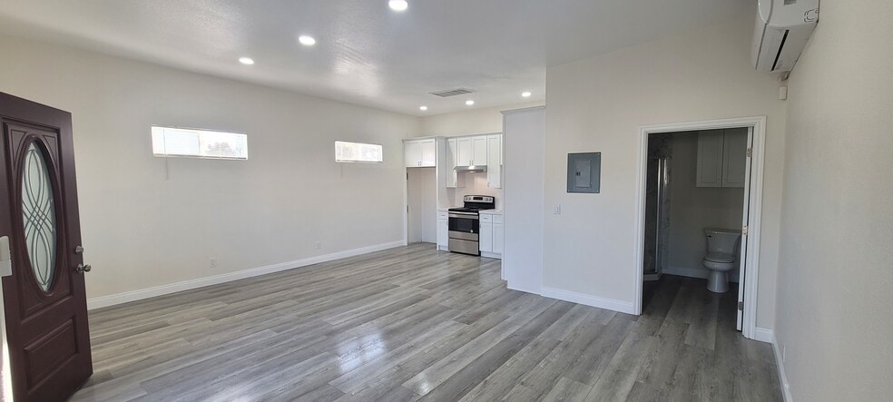 Building Photo - 428 S Sultana Ave