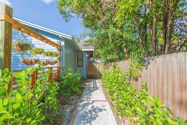 Building Photo - 917 E Broad St