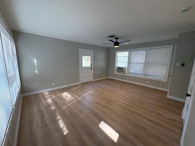 Building Photo - 4620 Bennett Ave