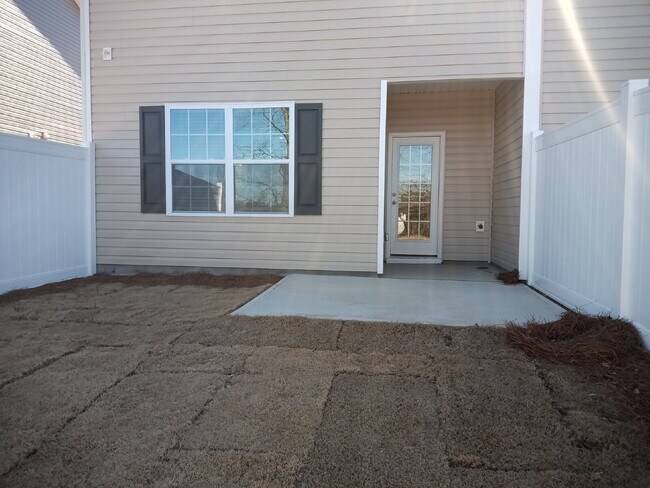 Building Photo - "Charming 3-Bed Townhouse with Granite Accents on Amberview Lane, Kernersville!"