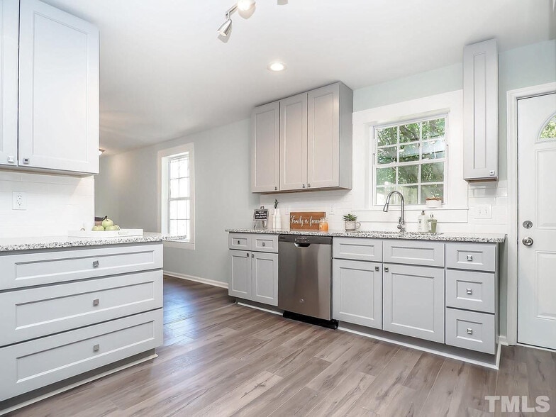 Building Photo - Room in House on Chester St