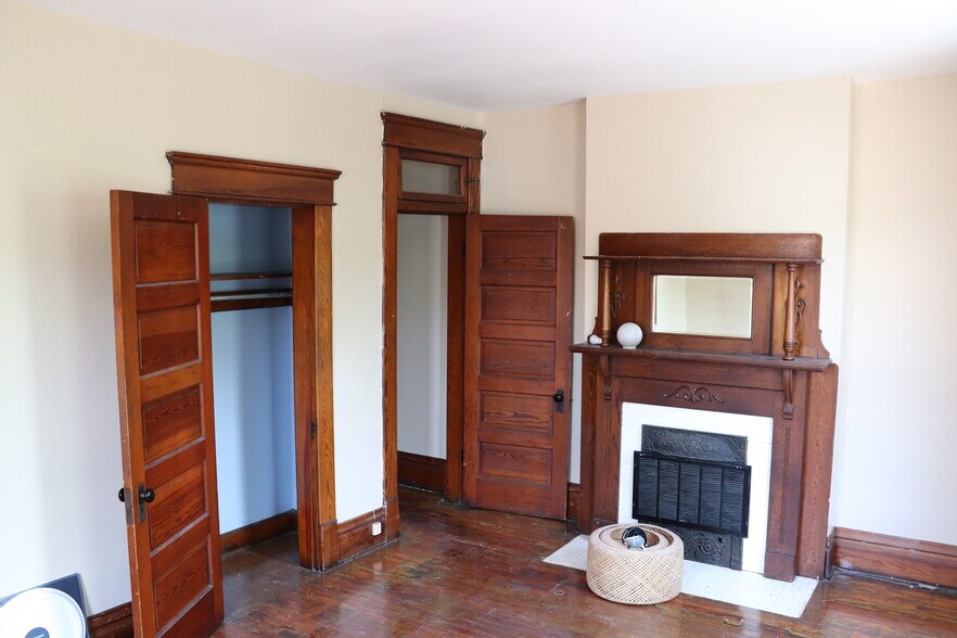 Bedroom, west 3 - 1370 Forsythe Ave