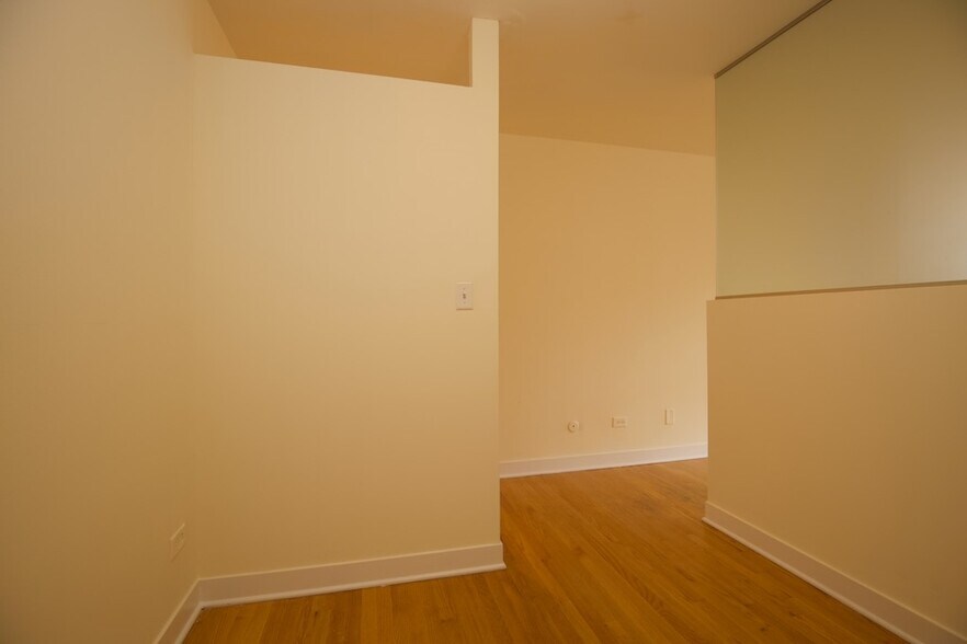 Building Photo - 675 W Wrightwood Ave