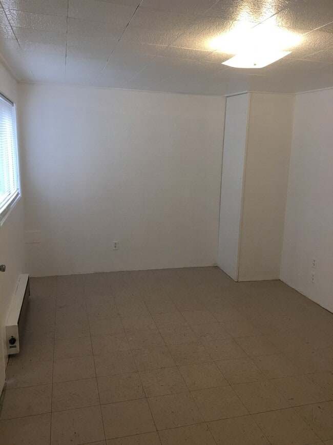 Building Photo - 2 bedroom 1.5 bathroom duplex - Mills Addition