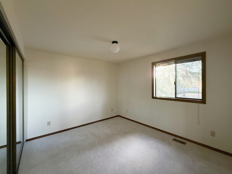 Building Photo - 8949 SW Fairview Pl