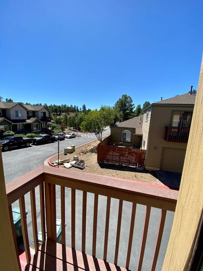 Building Photo - 1402 E Scarlet Dr