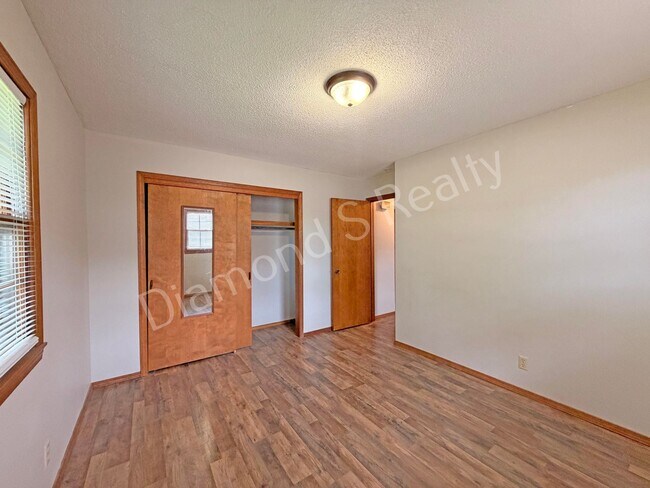 Building Photo - 523 W Swan St