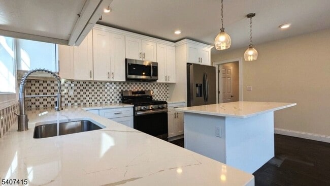 Building Photo - 7 Maple St