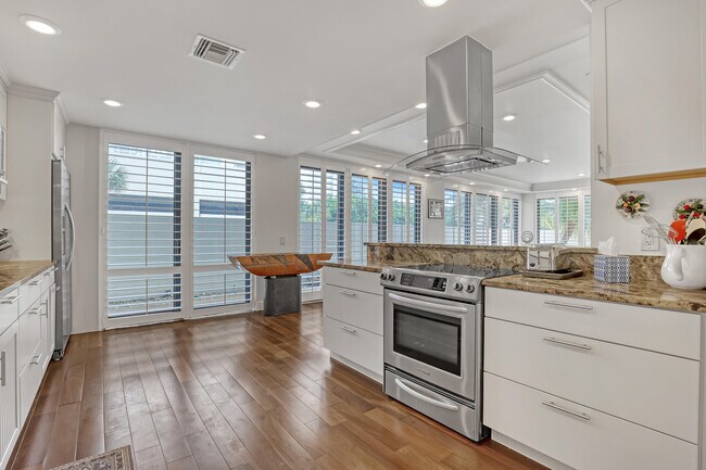 Building Photo - 3400 N Ocean Dr