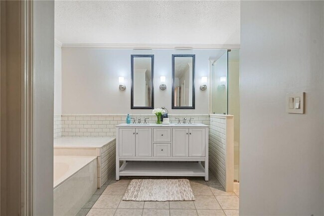Building Photo - 10965 Pinehigh Dr