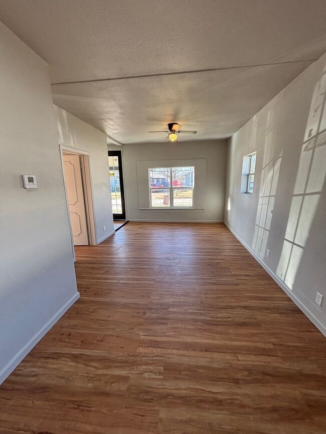 Building Photo - Newly Renovated 2 Bedroom