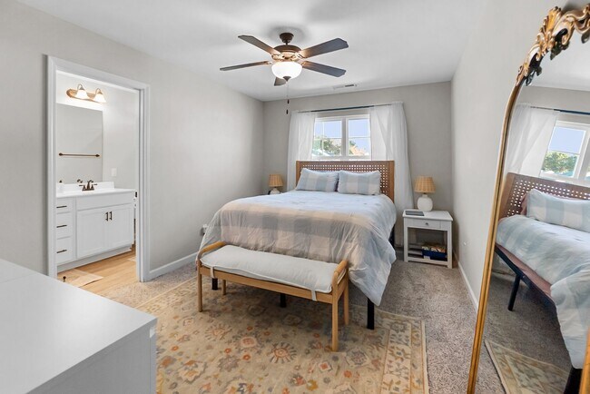 Building Photo - 2 Bed 2.5 Bath Townhome