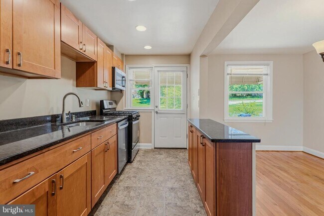 Building Photo - 586 Lucia Ave